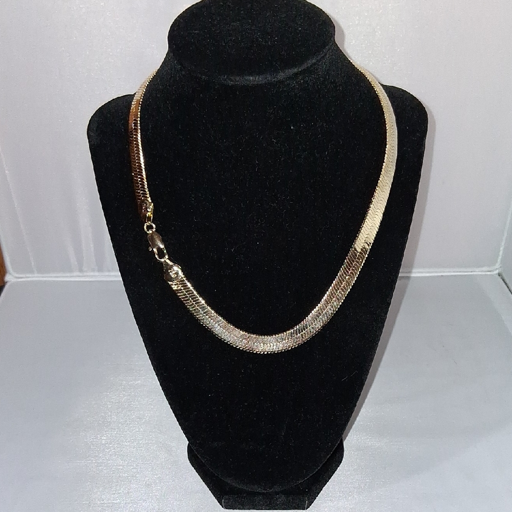 Large goldtone serpentine necklace